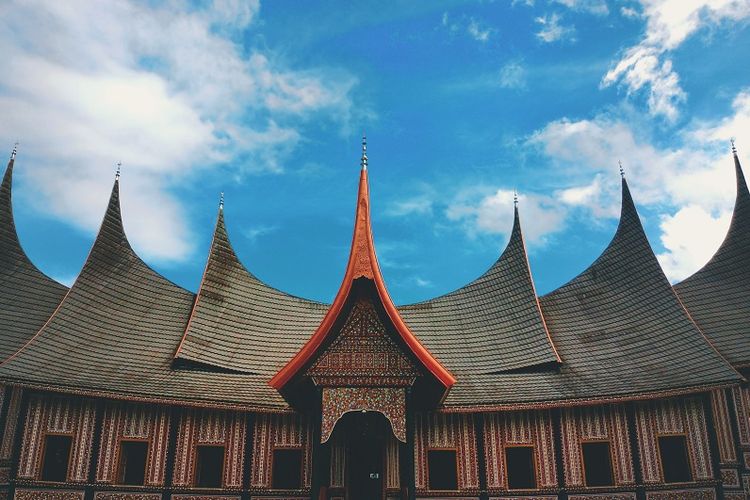 Rumah gadang khas suku Minangkabau DOK. Shutterstock/vianrd
