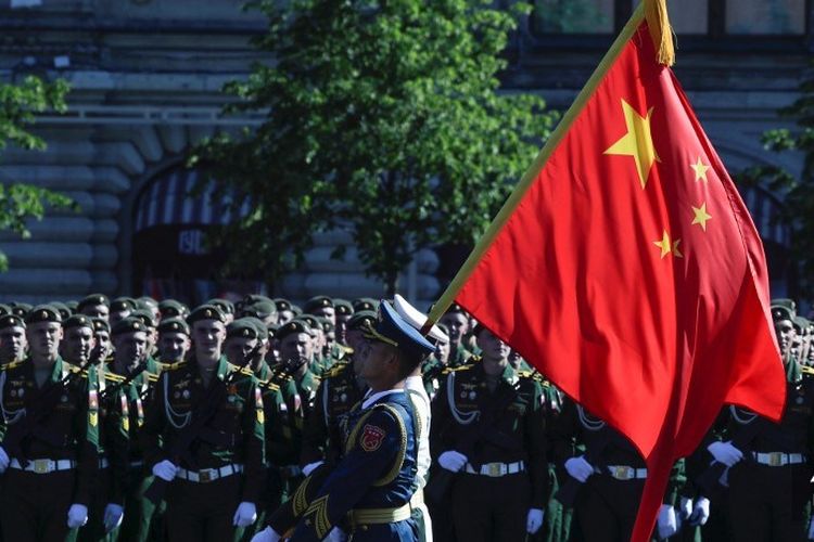 Tentara Pembebasan Rakyat China membawa bendera negara saat peringatan 75 tahun kemenangan Soviet atas Nazi Jerman dalam Perang Dunia II, di Moskwa pada 24 Juni 2020.
