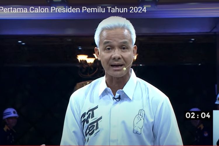 Calon presiden nomor urut 3 Ganjar Pranowo memaparkan visi-misinya dalam debat perdana yang diselenggarakan Komisi Pemilihan Umum (KPU), Selasa (12/12/2023).