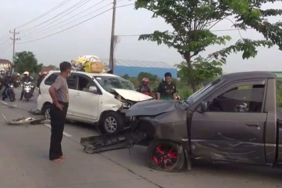 Minibus yang membawa pemudik dari Jakarta menuju Pemalang terlibat kecelakaan dengan mobil pikap di Jalur Pantura Klampok, Kabupaten Brebes, Kamis (5/5/2021).