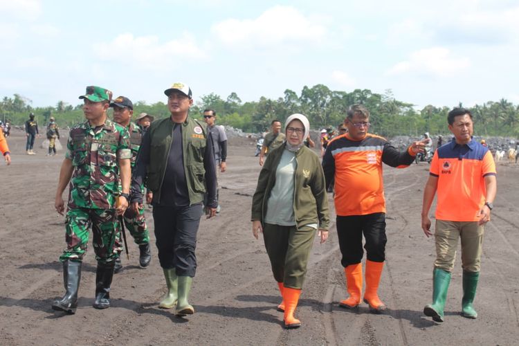 Bupati Lumajang Indah Amperawati meninjau lokasi banjir lahar Semeru di Desa Jugosari, Minggu (7/12/2025)