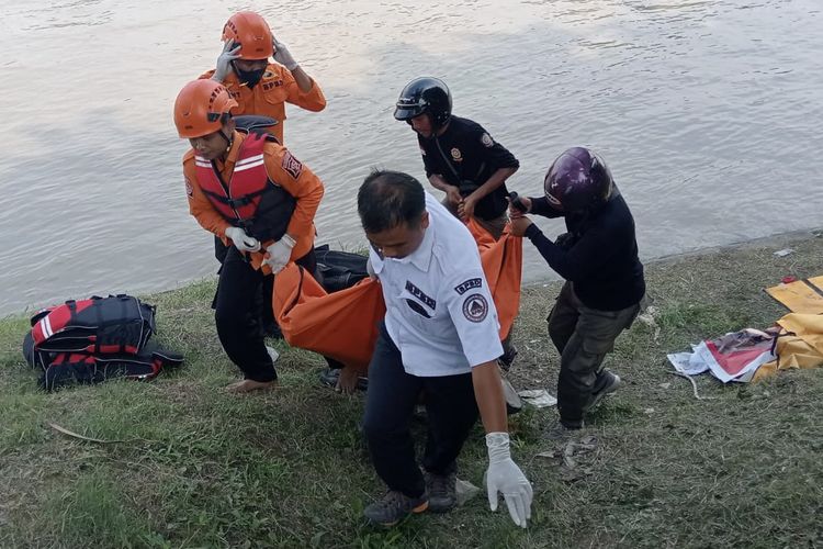 Proses evakuasi jenazah pria tenggelam di Surabaya, Rabu (28/2/2024).