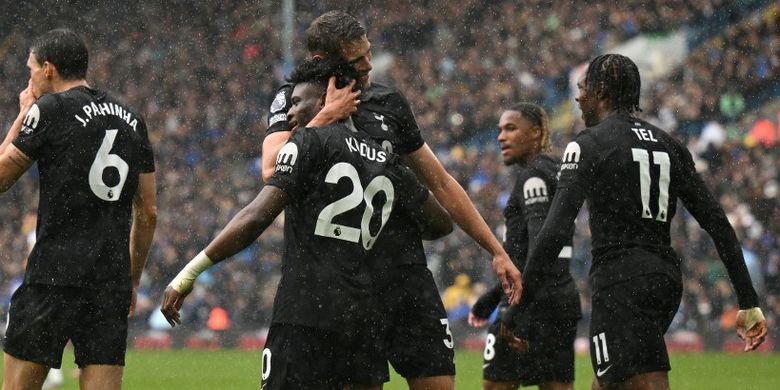 Mohammed Kudus (20) merayakan gol dengan rekan satu timnya dalam pertandingan sepak bola Liga Inggris Leeds United vs Tottenham Hotspur di Elland Road di Leeds, Inggris utara pada 4 Oktober 2025. (Foto oleh Oli SCARFF / AFP)