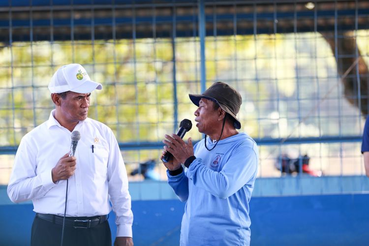 Menteri Pertanian Andi Amran Sulaiman saat berdialog dengan petani di Kabupaten Lamongan dalam agenda Apel Siaga Alat dan Mesin Pertanian (Alsintan) wilayah Jawa Timur (Jatim), Kamis (18/4/2024)