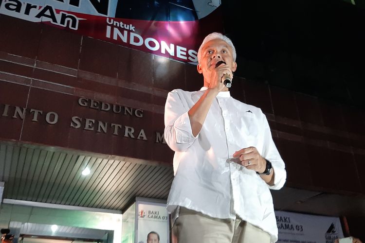 Calon presiden nomor urut 3 Ganjar Pranowo saat menghadiri acara deklarasi dan peresmian Barisan Advokasi Keadilan Indonesia Ganjar Mahfud 03 (BAKI GAMA 03) di Mampang, Jakarta Selatan, Rabu (20/12/2023) malam.