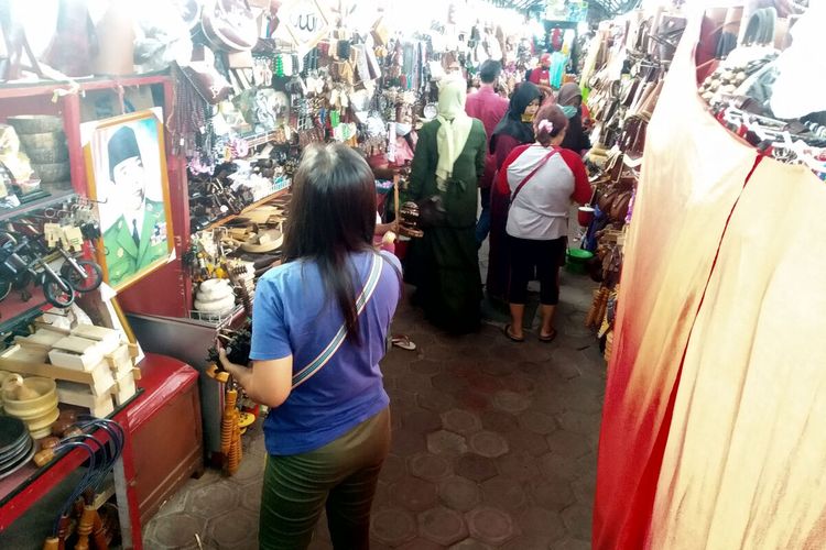 Kesibukan terlihat di Pasar Suvenir Makam Bung Karno, Minggu (19/9/2021)