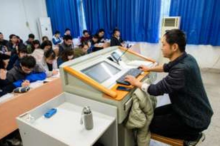 Yu Gongmao (41) tetap mengajar mahasiswanya di Universitas Wuhan, China meski menderita sakit ginjal parah. Namun, terkadang dia mengajar dengan cara berlutut di kursi karena tak cukup kuat untuk berdiri.