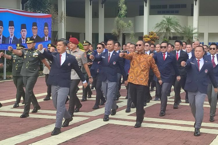 Ketika AHY dan Sugiono Terima Hormat Kanan dari Defile Alumni SMA Taruna Nusantara, termasuk dari Seniornya...