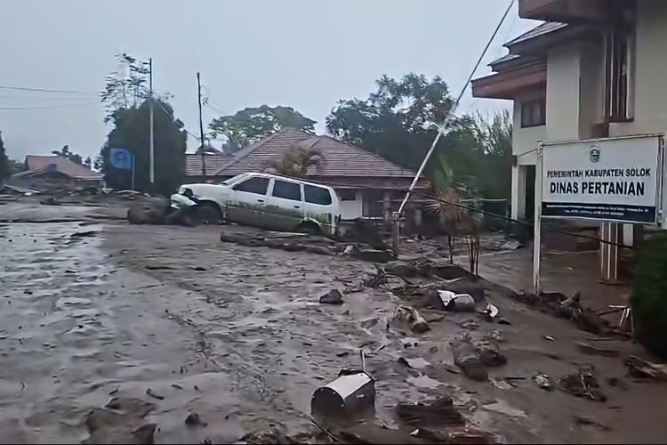 Banjir Bandang Solok Hantam Pusat Pemerintahan, 11 Kantor dan Ribuan Arsip Terdampak