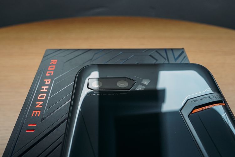 Asus ROG Phone II dan kotak kemasannya.