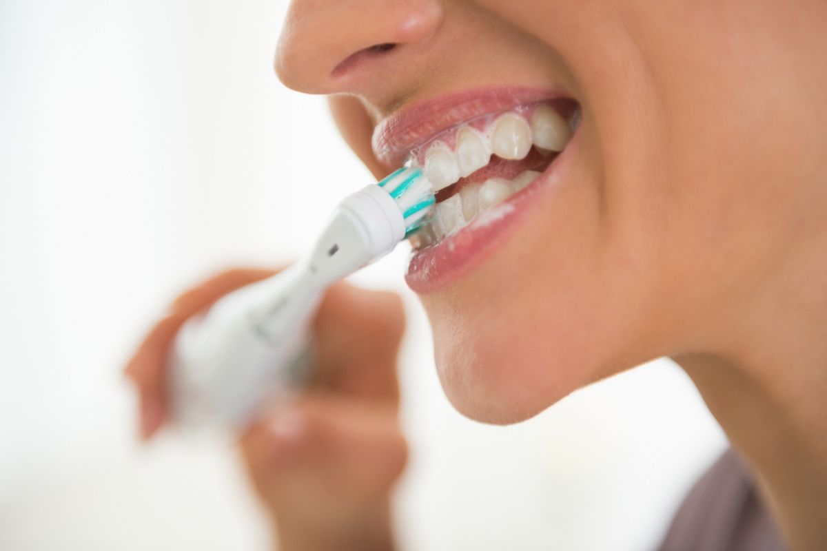 Menggosok gigi teratur demi kesehatan gigi dan mulut. 