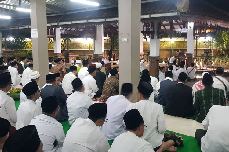 Tahlil dan doa untuk bersama untuk pendiri dan sesepuh Nahdlatul Ulama di Pesantren Tebuireng, Jombang, Jawa Timur, Kamis (16/2/2023) malam.