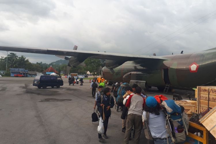 Tim Ekspedisi Bumi Cenderawasih Mahasiswa Pencinta Alam Universitas Indonesia (Mapala UI) bersiap naik pesawat Hercules milik Tentara Nasinal Indonesia) di Landasan Udara Manuhua, Biak, Papua. Ekspedisi Bumi Cendrawasih merupakan kegiatan ekspedisi Mapala UI yang bertujuan mengeksplorasi potensi wisata di Pegunungan Arfak dan Teluk Bintuni, Papua Barat.