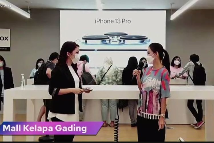 Yuliana (kanan) adalah pembeli pertama iPhone 13 di Indonesia. Ia sebelumnya melakukan pre-order pada 12 November 2021