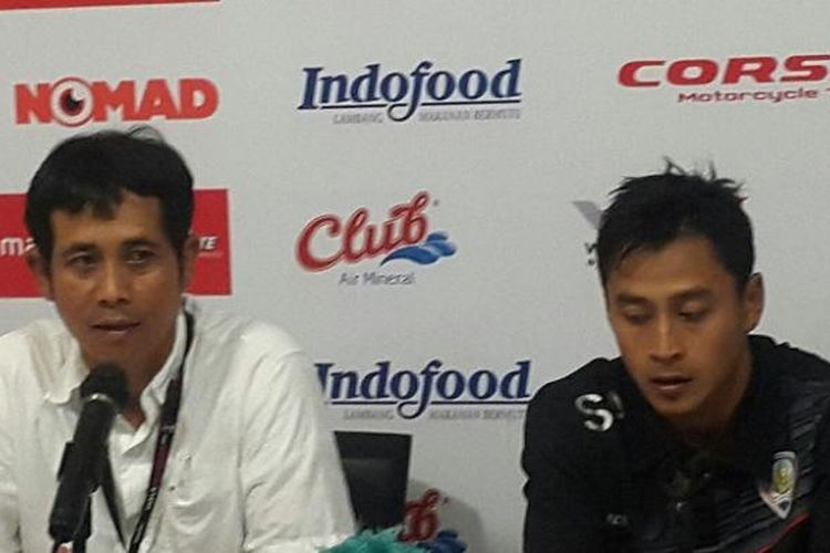 Pelatih Arema Cronus, Joko Susilo (kiri), bersama salah satu pemainnya, Samsul Arif, menghadiri konferensi pers usai laga Piala Presiden 2015 melawan Bali United, Mingu (17/9/2015)