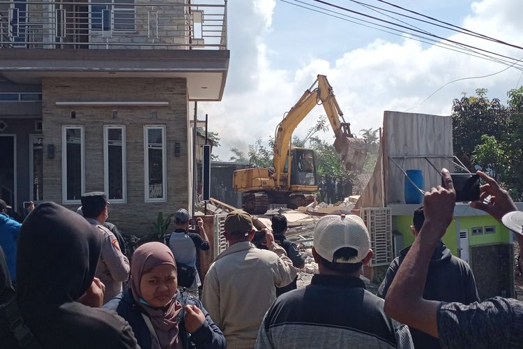 Beberapa bangunan yang berada di Jalan Kenanga RT 02 RW 06, Desa Oro-Oro Ombo, Kota Batu, Jawa Timur terpaksa dirobohkan oleh Tim Juru Sita dari Pengadilan Agama Malang Kelas 1 A pada Selasa (28/6/2022). 