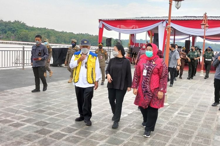 Ketua Dewan Perwakilan Rakyat (DPR) Republik Indonesia (RI) Puan Maharani didampingi oleh Menteri PUPR Mochamad Basoeki Hadimoeljono bersama Bupati Sragen, Kusdinar Untung Yuni Sukowati, di The New Kemukus, Sragen, Jawa Tengah, Rabu (27/4/2022)