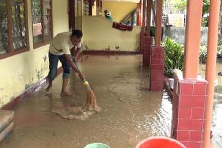 Warga mulai membersihkan rumah pasca direndam banjir selama tiga hari. Hujan deras dengan intensitas tinggi mengguyur Aceh selama 4 hari terakhir menyebabkan 6 kabupaten/kota di Aceh dilanda banjir dan longsor.