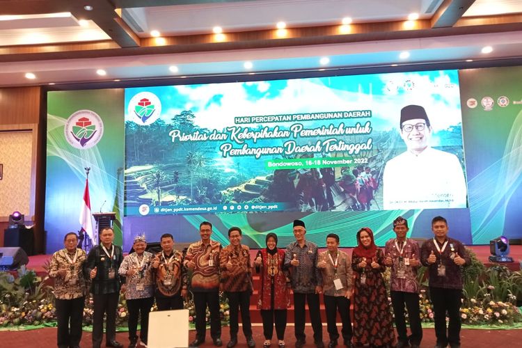 Para penerima penghargaan desa mandiri  oleh Gus Halim di Bondowoso Kamis (17/11/2022) 