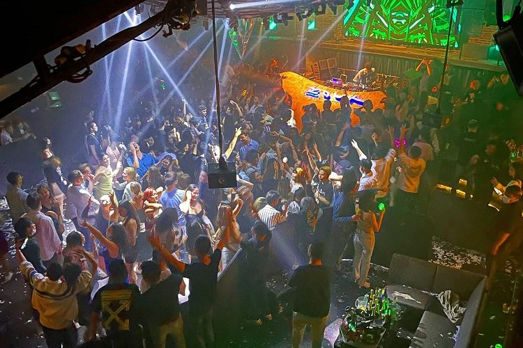 Kerumunan clubbers sedang berdansa dan berjingkrak-jingkrak di lantai dansa kelab malam tersohor Zouk Singapore, Kamis (21/4/2022) pukul 02.00 dini hari. Pemerintah Singapura mengizinkan kelab malam kembali buka mulai Rabu (20/4/2022) setelah tutup selama dua tahun karena pandemi Covid-19.