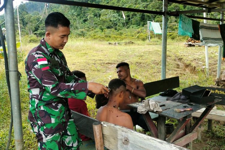 Salah satu anak muda di Kampung Tatakra, saat balik belakang ketika dipotong rambutnya oleh anggota TNI di Satgas Pamtas Yonif 143/WEJ Tatakra, Distrik Web, Kabupaten Keerom, Papua