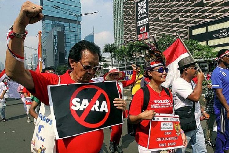 Sejumlah orang yang tergabung dalam Massa Cinta Indonesia berjalan kaki sepanjang Jalan MH Thamrin, Jakarta, Minggu (7/5). Tujuan aksi ini agar masyarakat Indonesia tetap menjadikan Pancasila sebagai benteng Indonesia dan NKRI harga mati.