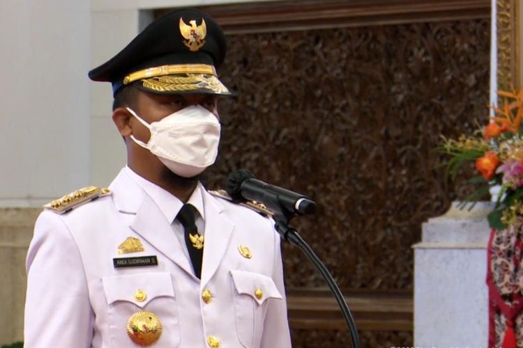 Presiden Joko Widodo melantik Gubernur Sulawesi Selatan sisa masa jabatan 2022-2023, Andi Sudirman Sulaiman di Istana Kepresidenan, Jakarta, Kamis (10/3/2022).
