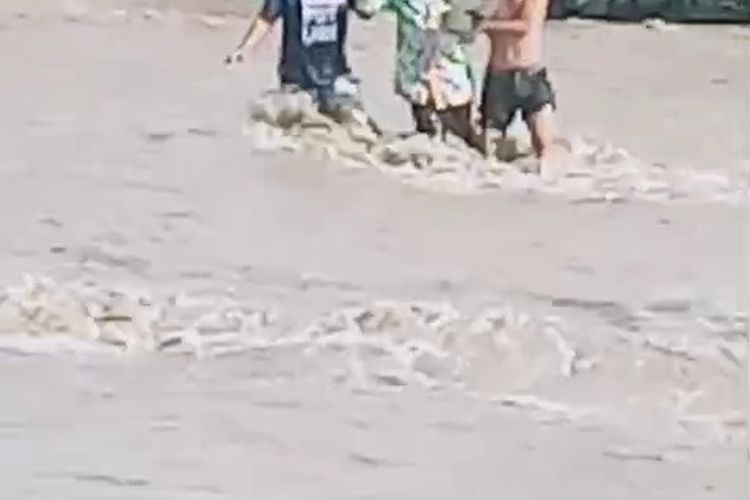 Tangkapan layar petugas KUA Pasirian menyeberangi aliran lahar hujan Semeru untuk menikahkan pengantin, Rabu (24/4/2024)