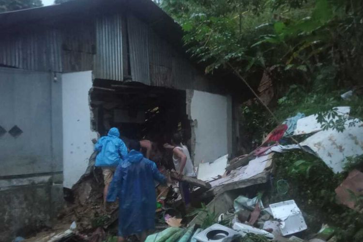 Hujan deras menyebabkan longsor di kawasan Batu Merah, Kecamatan Sirimau, Kota Ambon, Jumat (8/7/2022)