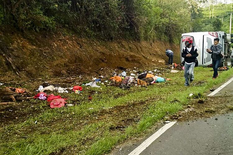 Warga melihat lokasi tabrakan di Tanjakan Emen, Kabupaten Subang, Jawa Barat, Sabtu (10/2/2018). Menurut data terakhir, sebanyak 27 orang meninggal dunia dan 18 orang luka-luka akibat kecelakaan bus pariwisata di Tanjakan Emen, Subang, sekitar pukul 17.00 WIB tersebut.