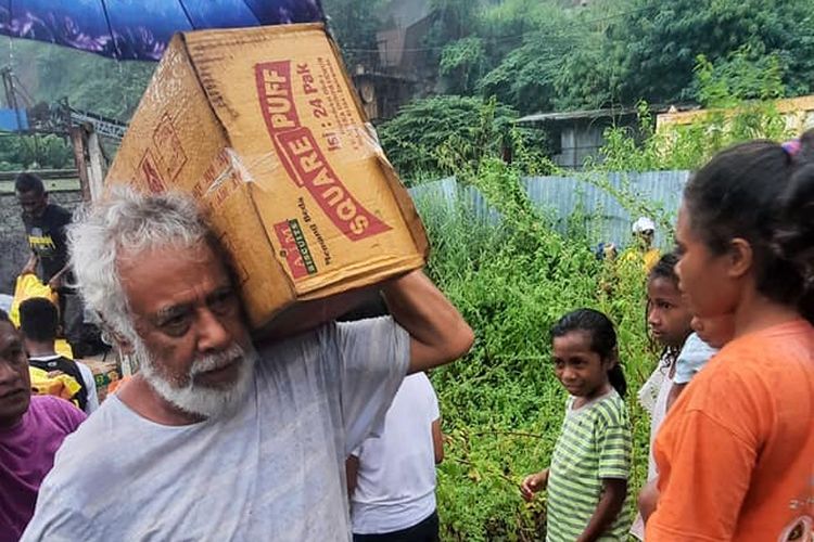 Foto viral Xanana Gusmao saat turun langsung membantu korban banjir dan tanah longsor di Dili, Timor Leste.