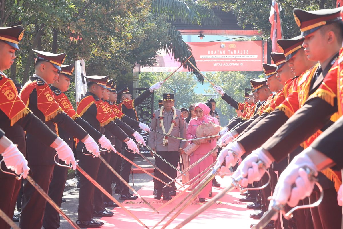 Irjen Pol Nanang Avianto kini telah resmi menjabat sebagai Kapolda Jatim setelah dilakukan serah terima jabatan (sertijab), Rabu (19/3/2025)