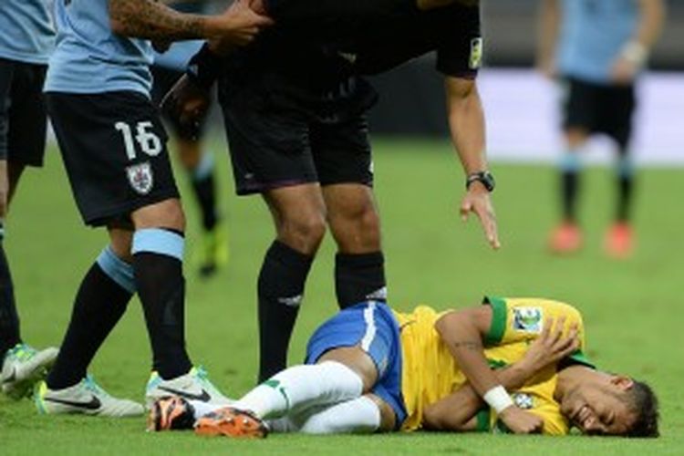 Bintang Brasil, Neymar, mengerang kesakitan saat tampil pada semifinal Piala Konfederasi 2013 melawan Uruguay  di Stadion Governador Magalhaes Pinto, Rabu atau Kamis (27/6/2013) dini hari WIB.