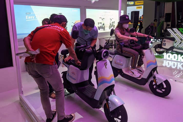 Konsumen mencoba sepeda listrik yang dipamerkan di IIMS 2023