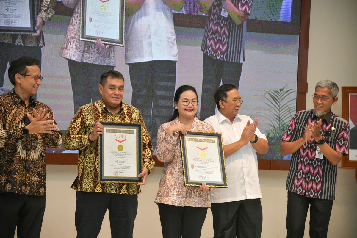 Wali Kota Semarang Agustina Wilujeng menerima&nbsp;Rekor Museum Rekor Dunia Indonesia (MURI) dari perwakilan MURI, dan disaksikan Menteri Kesehatan (Menkes) RI Budi Gunadi Sadikin, dalam rangkaian peringatan Bulan Keselamatan dan Kesehatan Kerja (K3) di Aula Gedung Penunjang RSUP Dr Kariadi, Selasa (10/2/2026).