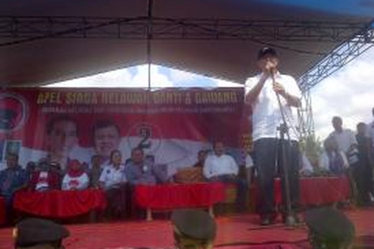 Alwi Shihab saat menghadiri apel siaga pendukung Jokowi di Muncar Banyuwangi Senin (30/06/2014)