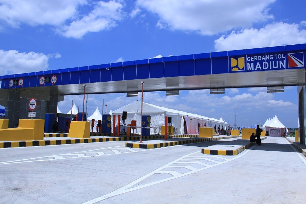 Gerbang Tol Madiun bagian dari Tol Ngawi-Kertosono.