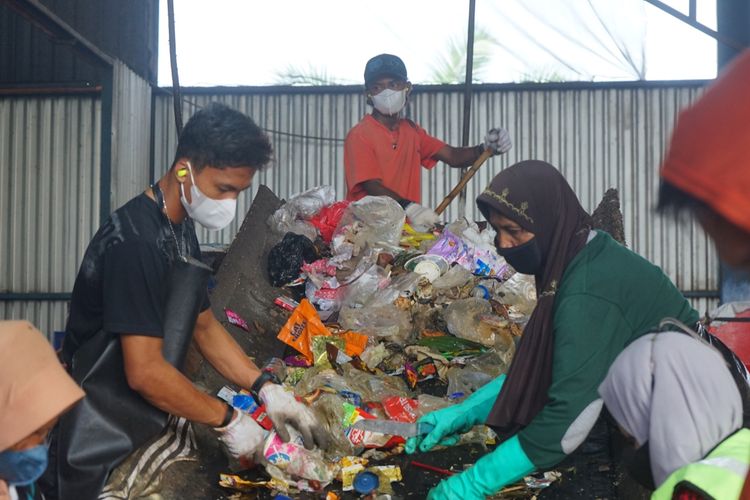 Upaya memilah sampah di TPST Sangatta untuk mendorong ekonomi sirkuler di Kabupaten Kutai Timur Kaltim.  TPST ini dibangun KPC pada 2022 dengan dana CSR Rp 16,9 miliar.
