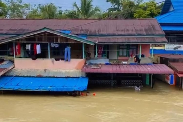 Banjir dengan ketinggian mencapai 2 meter merendam Desa Nanga Tepuai, Kecamagan Hulu Gurung, Kabupaten Kapuas Hulu, Kalimantan Barat (Kalbar) Jumat (5/1/2024) pagi.