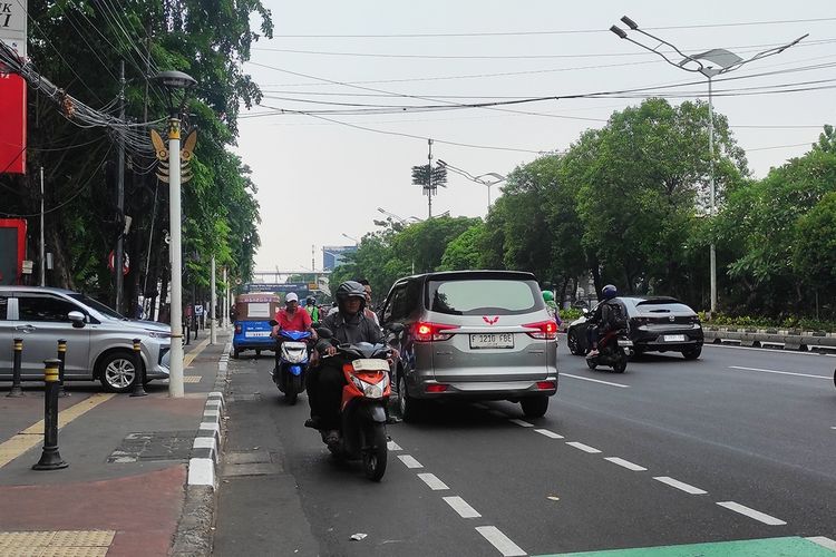 Pengendara melawan arus lalu lintas.