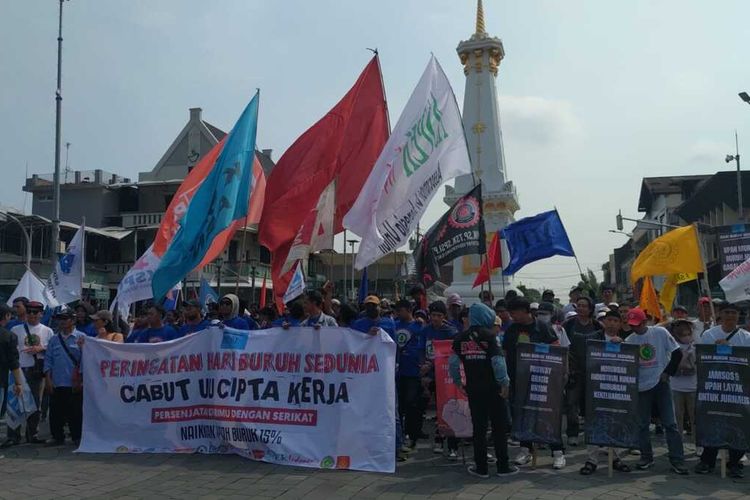HARI BURUH: Sejumlah buruh saat melakukan aksi di Tugu Yogyakarta, Rabu (1/5/2024)