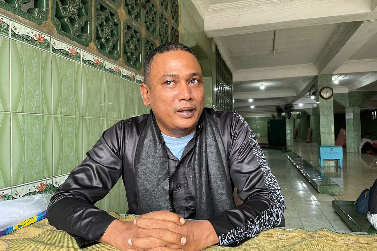 Ketua Masjid Al-Muqarrabien Mohammad Tawakal saat ditemui di Masjid Al-Muqarrabien, Tanjung Priok, Jakarta Utara, Jumat (1/12/2023).