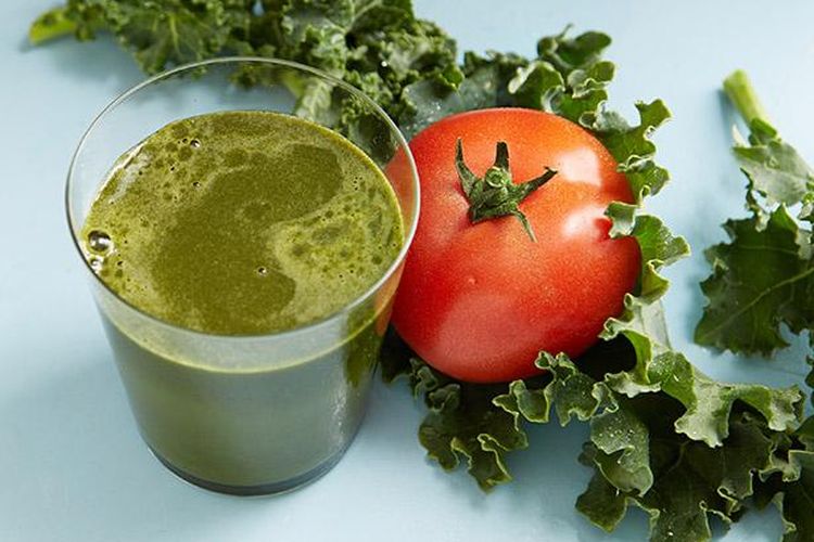 Ilustrasi jus kale dan tomat, minuman untuk meningkatkan imun tubuh,