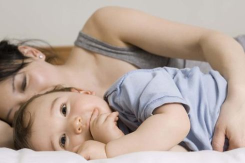 Manfaat Bayi Tidur bersama Ibu hingga Usia 1 Tahun 