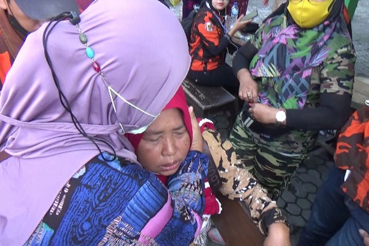 Warga yang pingsan akibat kelelahan saat mengantri minyak goreng murah, Jumat (18/3/2022)