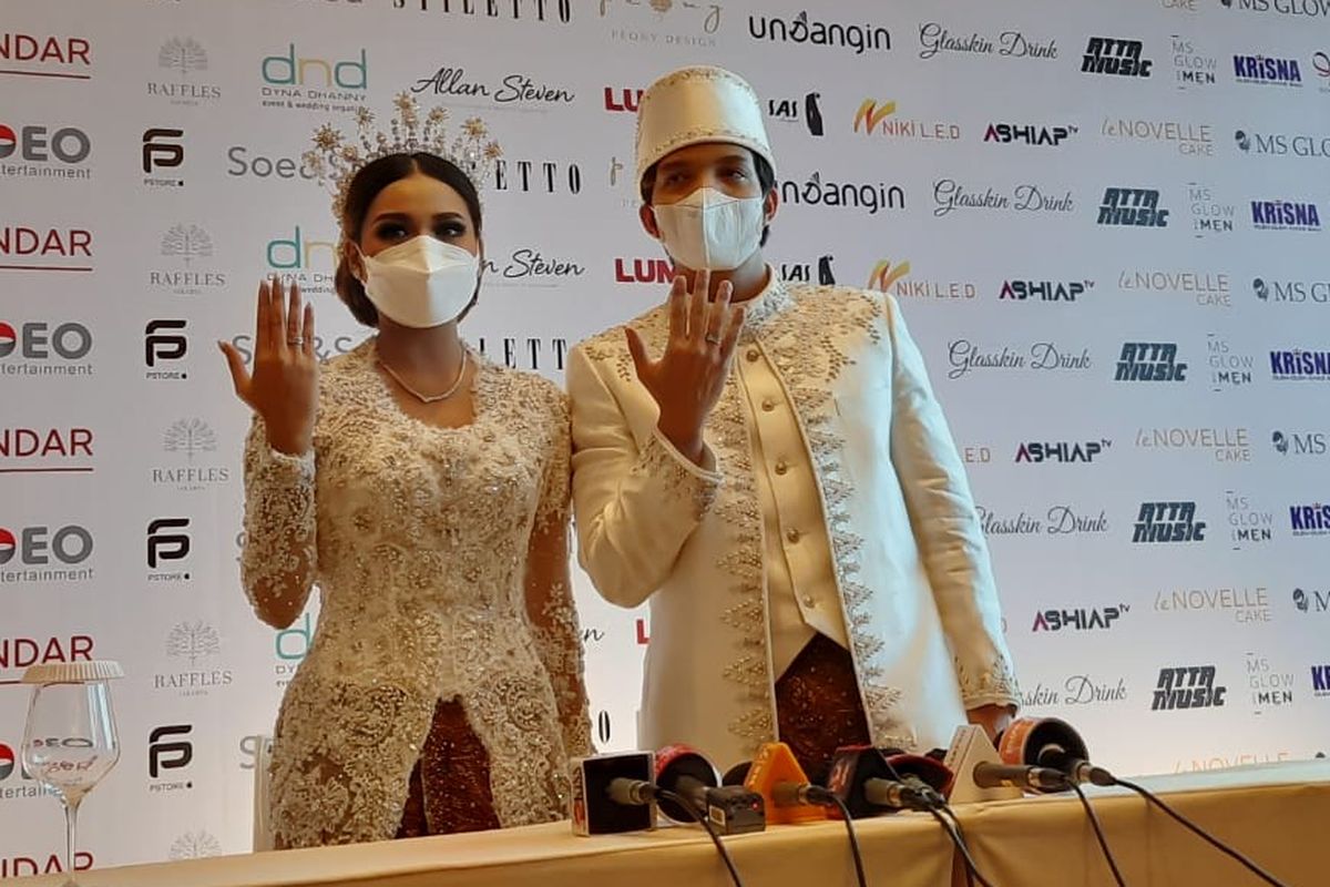 Atta Halilintar dan Aurel Hermansyah saat menghadiri jumpa pers usai resmi menikah di hotel Raffles, Setiabudi, Jakarta Selatan, Sabtu (3/4/2021)