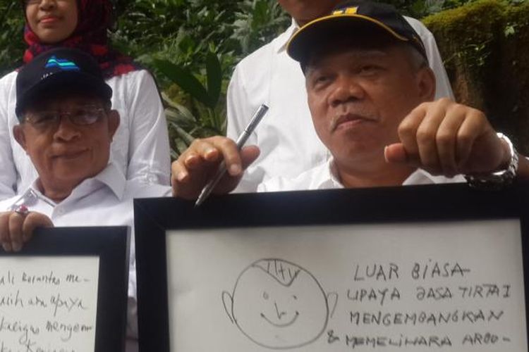 Menteri Pekerjaan Umum da Perumahan Rakyat RI Basoeki Hadimoeljono (kanan) bersama menter lainnya saat mengunjungi Arboretum Sumber Brantas di Kecamatan Bumiaji, Kota Batu, Jawa Timur, Jumat (6/1/2017)