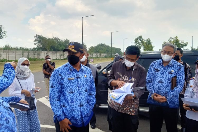 Sekda Kota Bandung Ema Sumarna meninjau persimpangan jalan Gedebage Selatan yang akan menjadi penghubung akses Gerbang Tol KM 149 Gedebage, Kamis (17/2/2022).