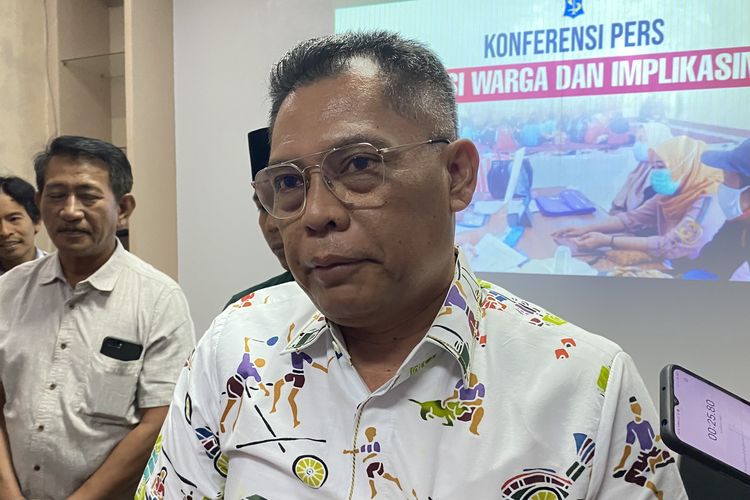 Kepala Dispendukcapil Surabaya, Eddy Christijanto, di Gedung Eks Humas Pemkot Surabaya, Jumat (21/6/2024).