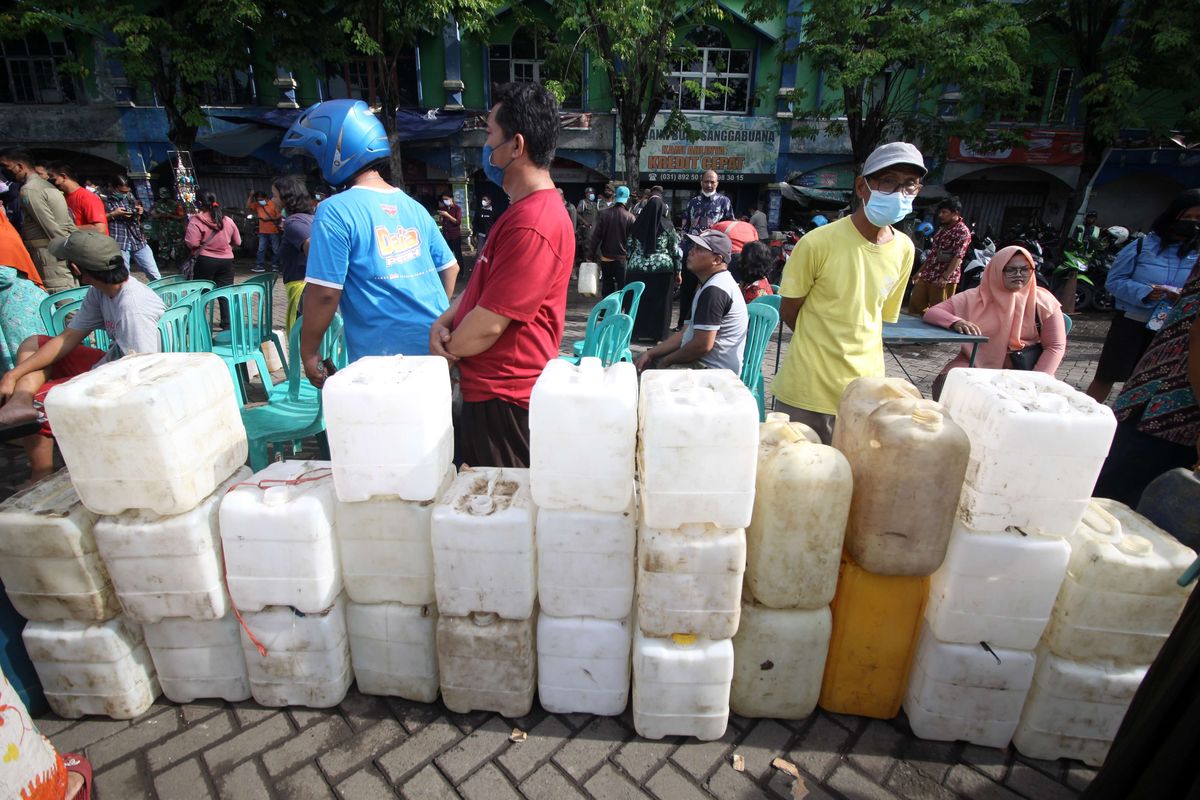 Warga antre minyak goreng curah murah di Pasar Larangan, Sidoarjo, Jawa Timur, Selasa (22/2/2022). Kementerian Perdagangan menggelar operasi pasar minyak goreng curah seharga Rp12.800 per liter bagi konsumen dan Rp11.700 per liter bagi pedagang untuk stabilisasi harga di pasaran.